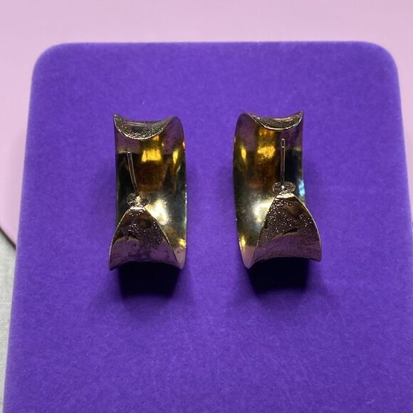💛 Vintage Gold Plated Floral Pattern Chunky Hoop Earrings - Picture 6 of 7